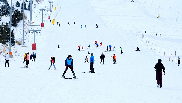 Ergan Dağı Kayak Merkezi'nde hafta sonu yoğunluğu