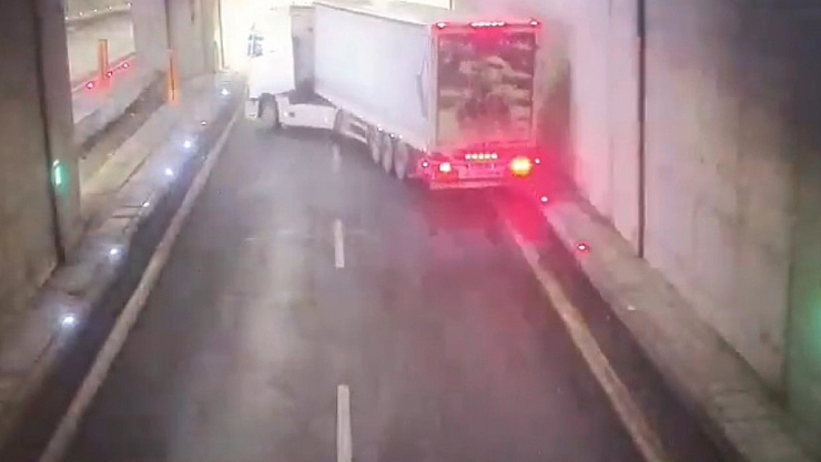 Malatya'da kaza anı saniye saniye görüntülendi! Tır duvara çarptı, sürücü ağır yaralı...