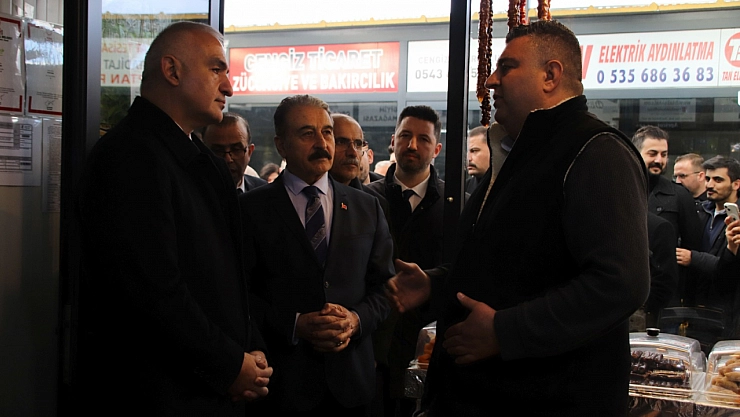 Bakan Ersoy esnafla buluştu