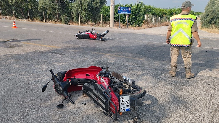 Erzin'de çarpışan 2 motosikletin sürücüsü yaralandı