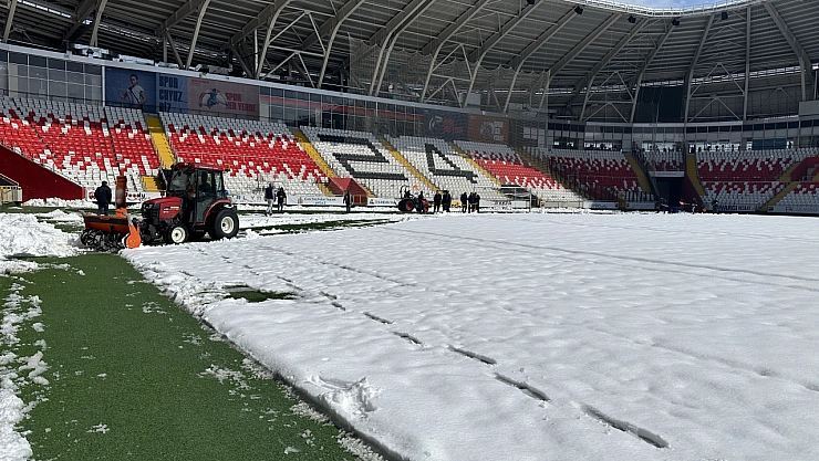 Erzincan 13 Şubat Şehir Stadyumu'ndaki kar temizlendi