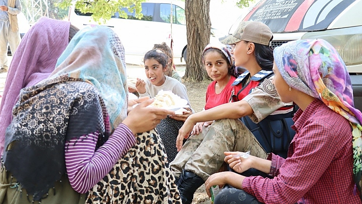 Erzincan'da jandarmadan minik kalplere doğum günü sürprizi