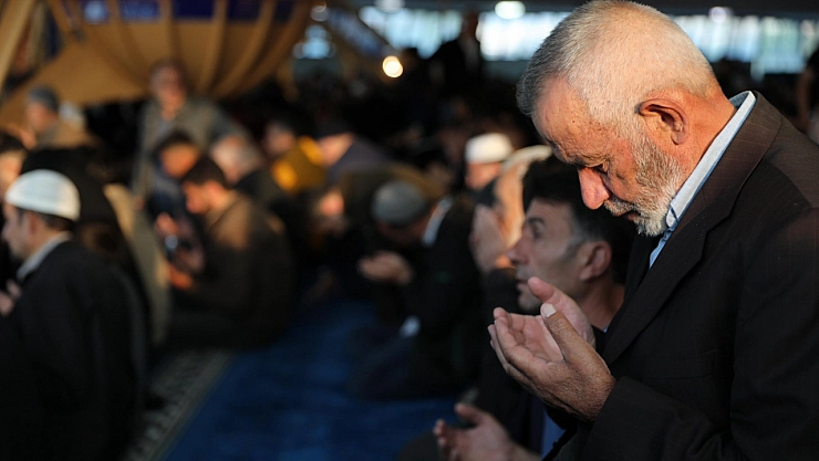 Erzincan'da vatandaşlar bayram namazı için camilere akın etti