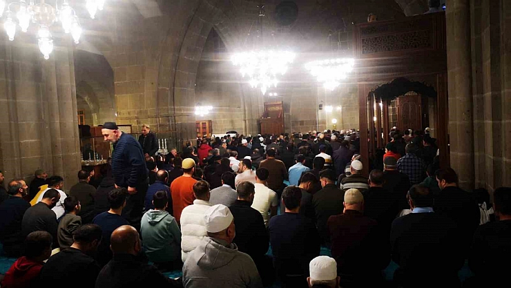 Erzurum'da camiler doldu taştı