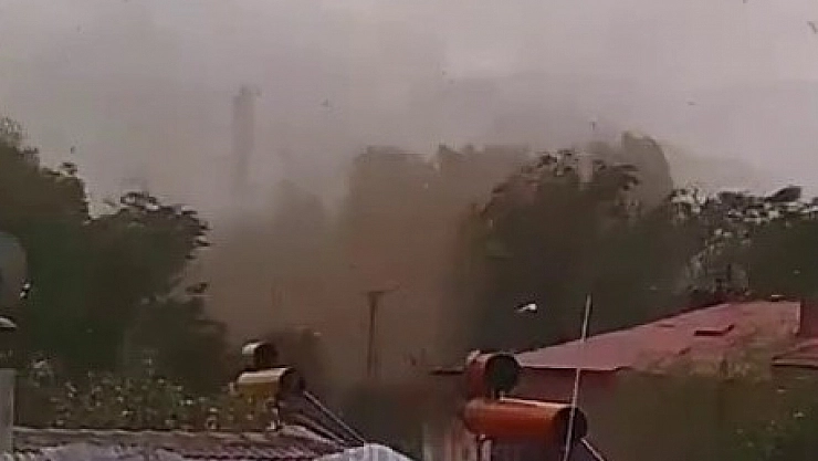 Hortum evlerin çatılarını uçurdu!