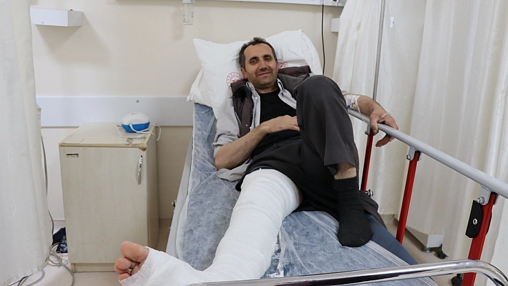 Erzurum'da üzerine kurbanlık düşen adamın ayağı kırıldı
