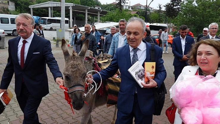 Eşekle köy köy gezip kitap dağıtıyor