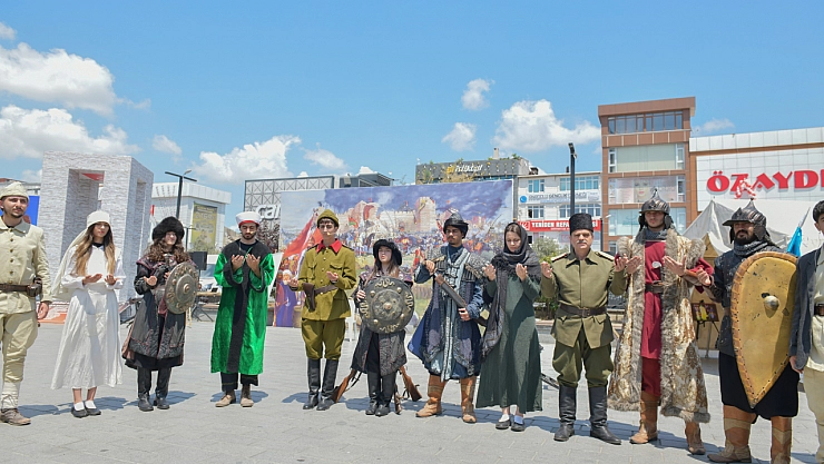 Esenyurt'ta Tarih Şöleni: 1071'den günümüze Türkiye tarihi sahnelendi