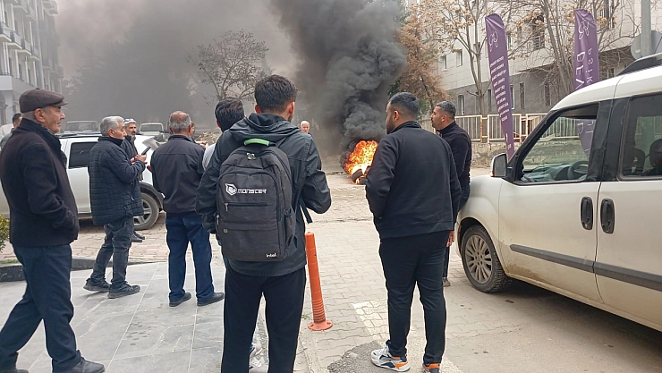 Esnaflar daralan yol için eylem yaptı