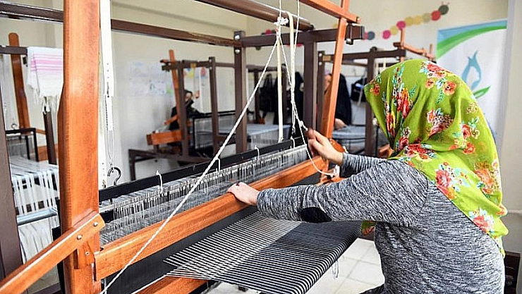 Ev hanımları halı dokuyor