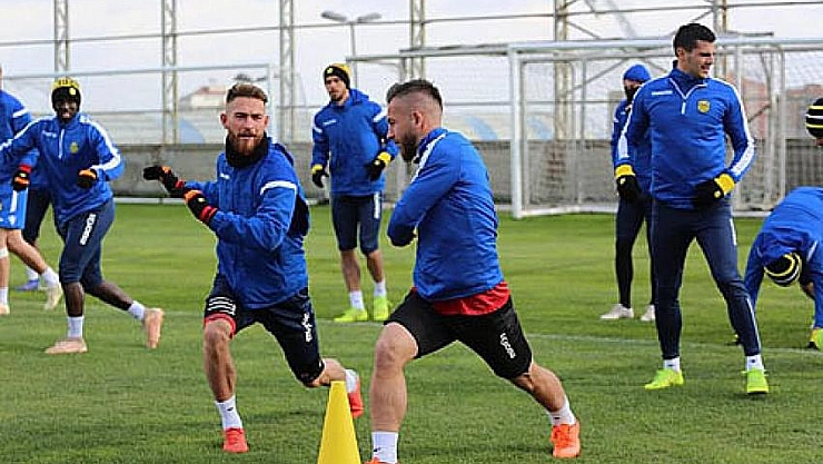 Akbaş'ın ayak parmağı kırıldı 