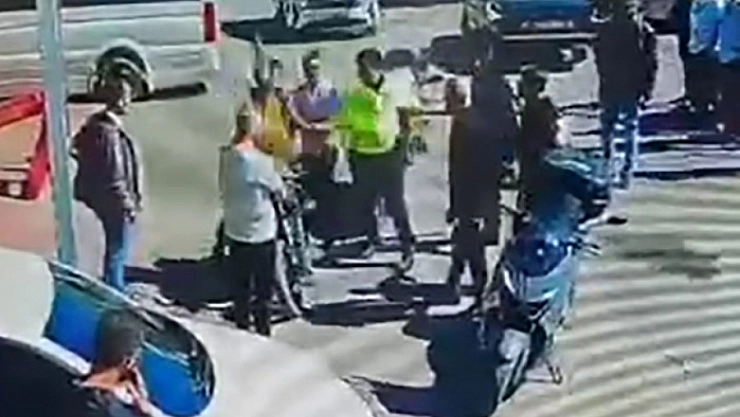 Evrak isteyen polise yumrukla karşılık verdi