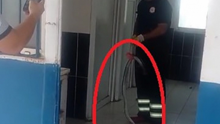 Fabrikaya giren yılanı itfaiye ekipleri yakaladı