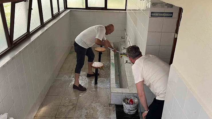 Farkındalık İçin Cami Tuvaletlerini Temizlediler