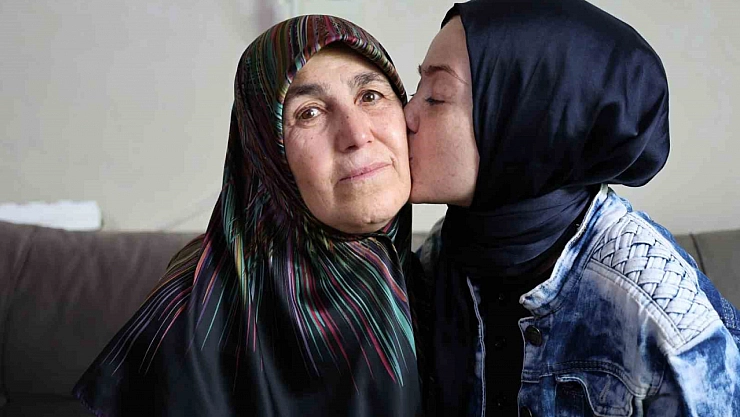 Fedakar anne, kızını yeniden hayata bağladı!