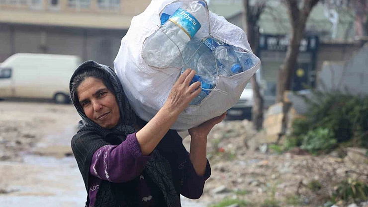 Depremzede anne çocuklarını, karton toplayarak okutuyor