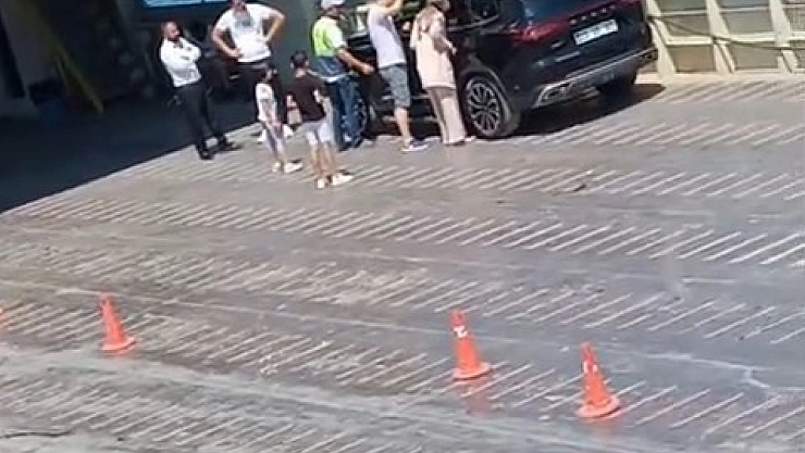 Feribotta film gibi olay: Çocuğa kapıyı açması için bir saat dil döktüler!