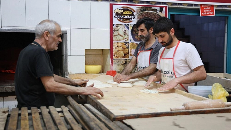 Fırıncıların sıcak havada zorlu 'ekmek' mesaisi