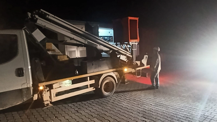 Fırtına ağaçları devirdi, elektrik direklerini kırdı