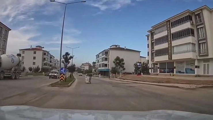 Fırtına çöp konteynerini sürükledi, o anlar kamerada