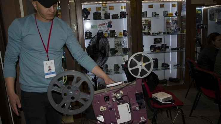 Fotoğraf Makinası Müzesi'nde,  kısa film gösterimi yapılıyor