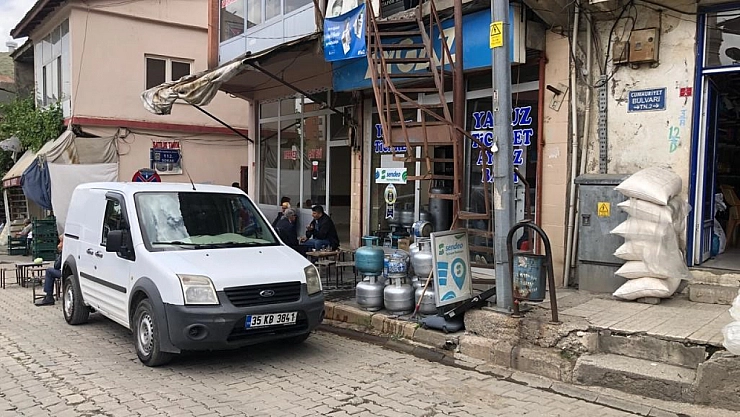 Fren yerine gaza bastı