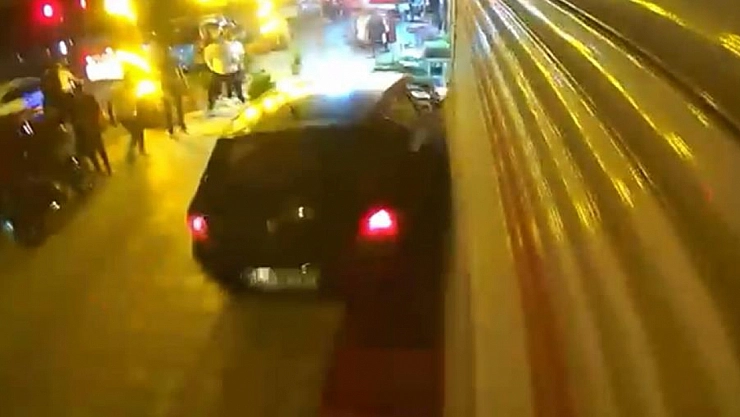 Freni boşalan otomobil iş yerine çarptı