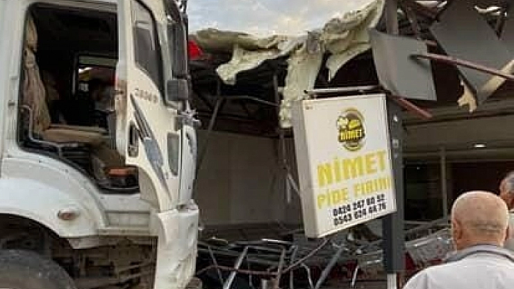 Freni patlayan kamyon fırına daldı