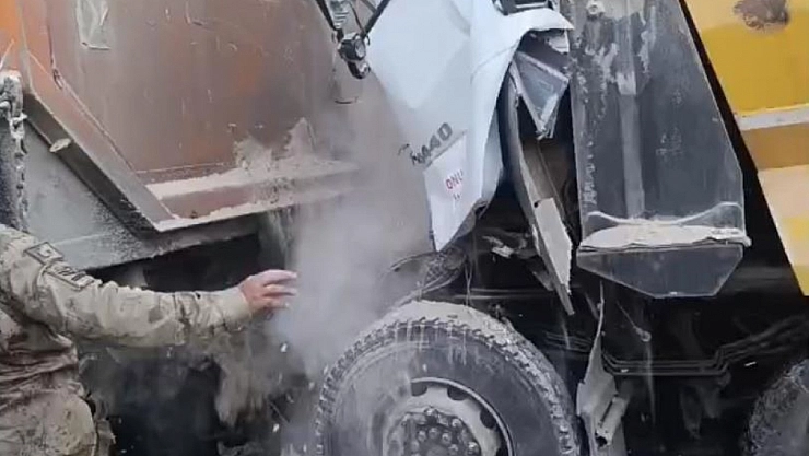 Freni patlayan kamyon, hafriyat kamyonuna çarptı: 1 ölü