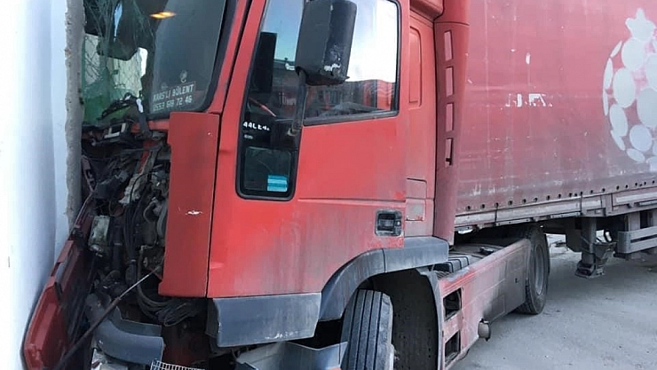Freni patlayan tır trafoya çarptı, facianın eşiğinden dönüldü