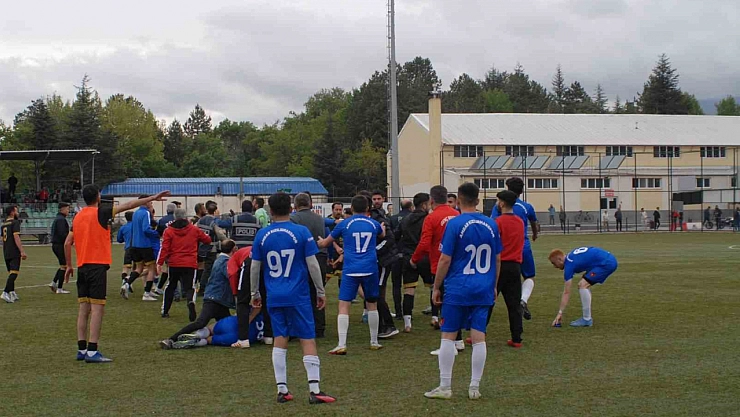 Yeşil saha boks ringine döndü!