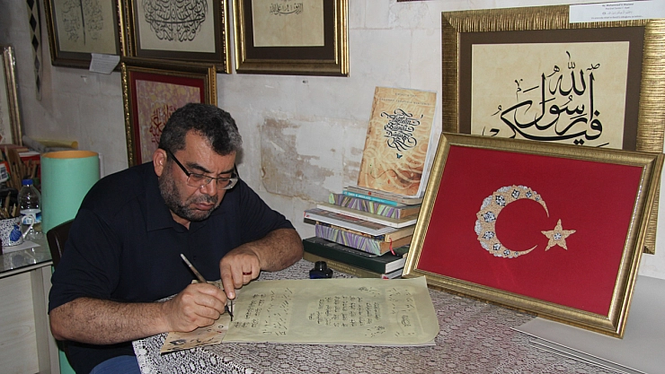 40 yıldır eserlerini aşkla nakşediyor