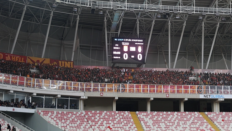 Galatasaraylı taraftarlar takımını yalnız bırakmadı