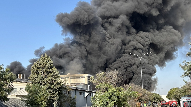 Gaziantep'te geri dönüşüm tesisinde büyük yangın