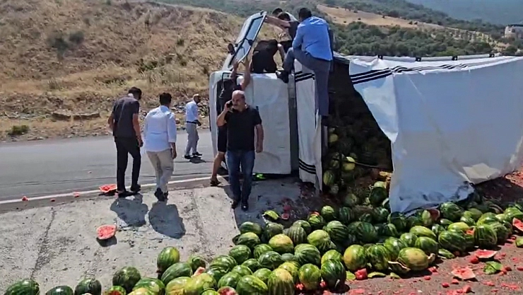 Gaziantep'te kaza: Karpuz yüklü kamyonet yan yattı