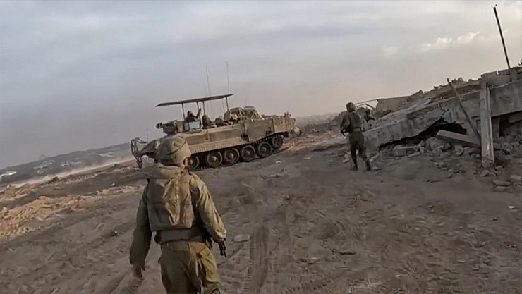 Gazze'de bulduğu bebeği İsrail'e kaçırdı