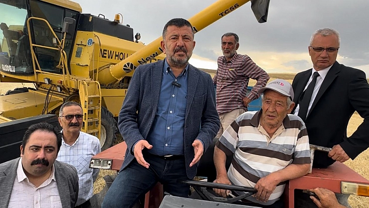 Geçim Derdi Çiftçiyi Vurdu: 'Çay Parasına Ekin Biçiyoruz'