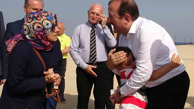 Gelmesini beklediği valiyle karşılaştı: Mutluluktan valiye sarıldı!