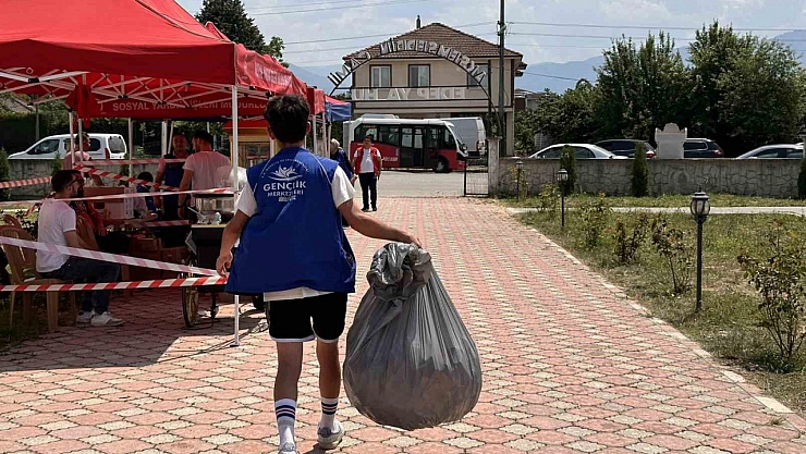 Gençler cami bahçesini pırıl pırıl yaptı