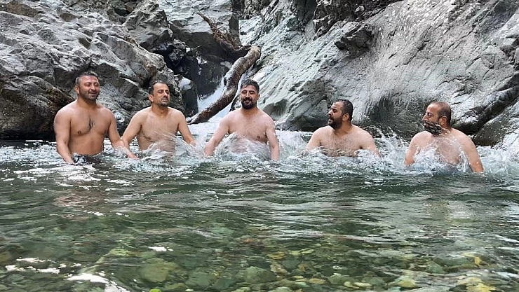 Gençler derede horonla serinledi