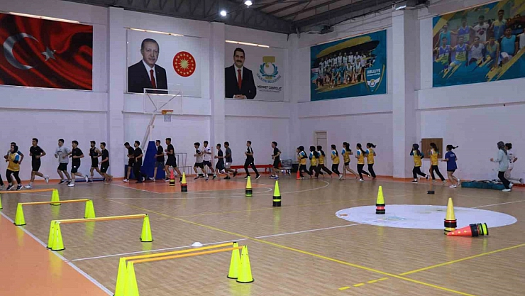 Polis olmak için ter döküyorlar
