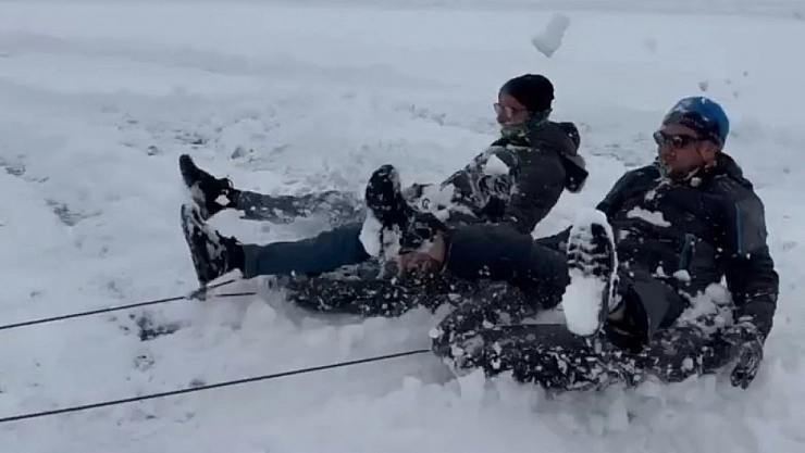 Gençlerden şambrelle kayak keyfi