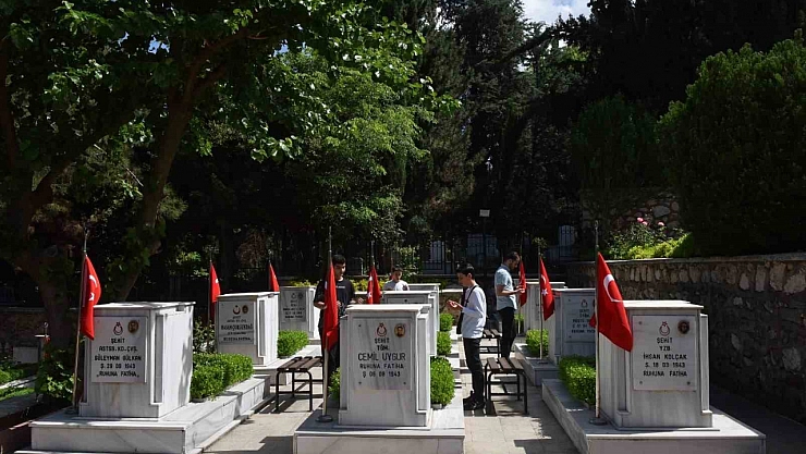 Gençlerden şehitlere vefa