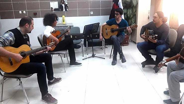 Gitar özlemini gideriyor 