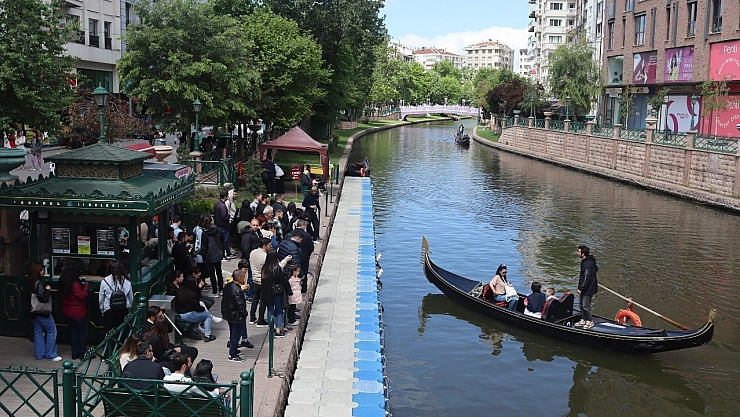 Gondola binebilmek için iskelede dakikalarca sıra beklediler