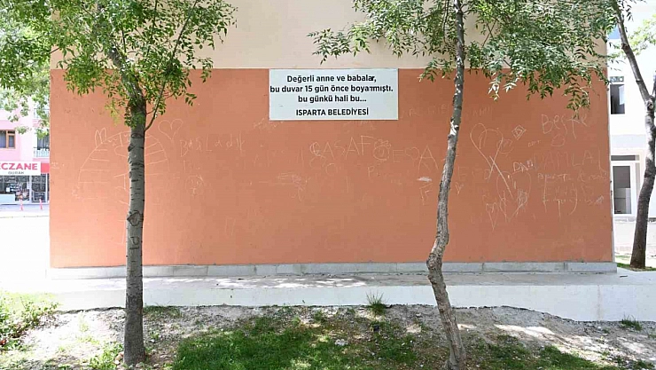 Çareyi tabela asmakla buldu