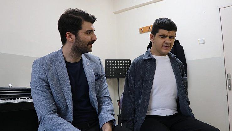 Gözleri görmüyor ama kalbiyle görüyor, sesliyle büyülüyor