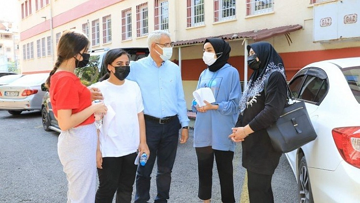 Öğrencileri yalnız bırakmadı