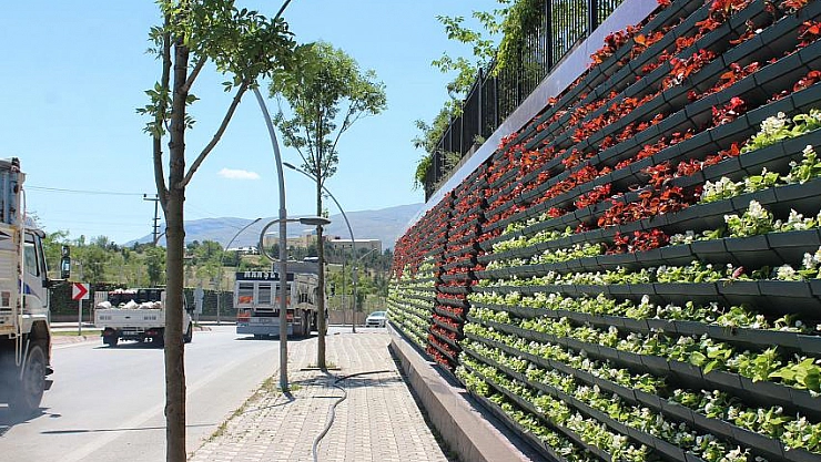 Güneşle aydınlatılıyor 