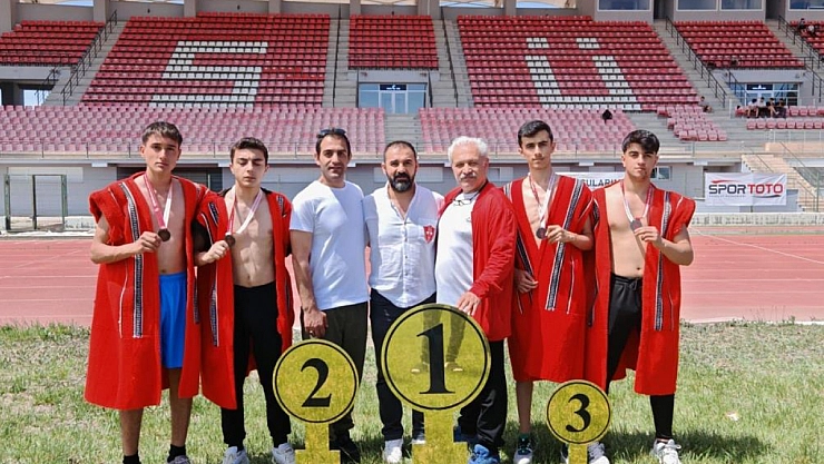 Güreşte Elazığ rüzgarı...